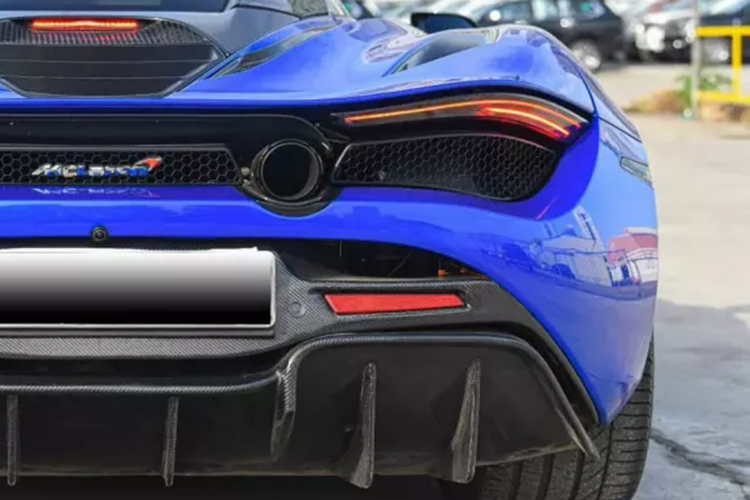 Cuối cùng là việc lột xác nhẹ cho chiếc siêu xe McLaren 720S trị giá hơn 15 tỷ đồng bằng bộ khuếch tán lớn, khá hầm hố, cản sau sử dụng carbon của TopCar, thay vì dạng vật liệu composite nhẹ của nguyên bản, giúp tổng thể xe hài hòa hơn.