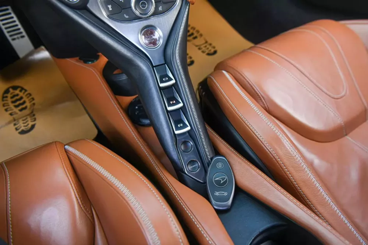McLaren 720S được mệnh danh là “siêu xe quốc dân”, điều này đã phản ánh tình trạng bị đụng hàng, vì thế, các chủ mới mua lại siêu xe này thường độ, và tay chơi xe ở Hà Nội cũng không ngoại lệ, nhưng anh đặc biệt hơn, vì chi ra đến hơn 1 tỷ đồng để làm đẹp cho ngoại thất xe.