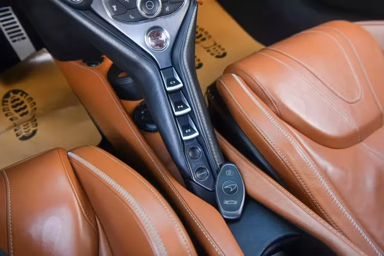 McLaren 720S được mệnh danh là “siêu xe quốc dân”, điều này đã phản ánh tình trạng bị đụng hàng, vì thế, các chủ mới mua lại siêu xe này thường độ, và tay chơi xe ở Hà Nội cũng không ngoại lệ, nhưng anh đặc biệt hơn, vì chi ra đến hơn 1 tỷ đồng để làm đẹp cho ngoại thất xe.