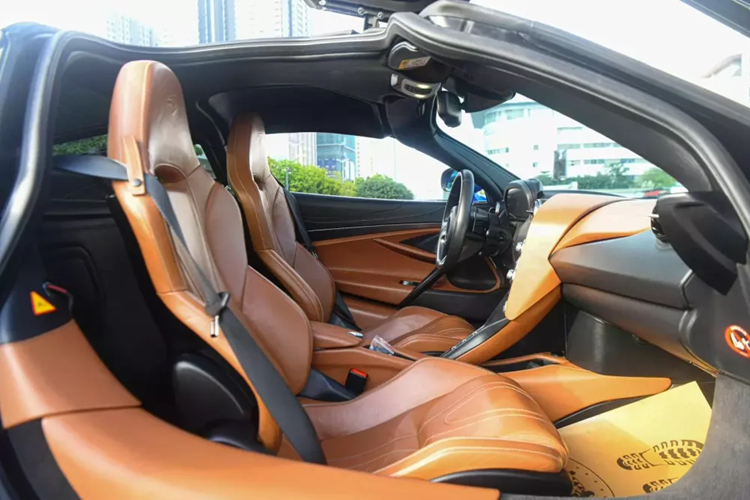 Theo tìm hiểu, sở hữu chiếc siêu McLaren 720S từ năm 2018 nhưng tay chơi này rất hiếm khi mang xe dạo phố Sài thành, đến năm 2021, chiếc McLaren 720S bị chủ xe bán lại cho 1 showroom kinh doanh xe sang ở Tp.HCM, 1 năm sau, tay chơi xe ở Hà Nội đã mua về sử dụng và bắt đầu làm đẹp lại cho xe.