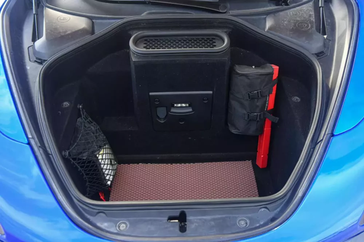 Tiếp đến là việc TopCar Design đã tạo điểm nhấn cho bên hông bằng cánh đắp lên xe bộ chia gió kéo dài trên cửa và bộ ốp sườn kích thước lớn trên cửa xe và vòm bánh sau, các chi tiết này làm từ sợi carbon nhằm tránh việc tăng trọng lượng xe, cũng như tăng độ đẹp cho bản độ này.