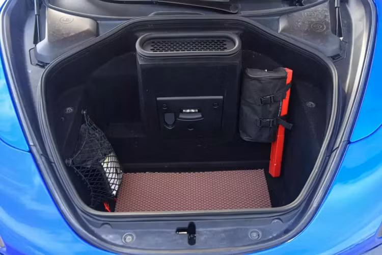 Tiếp đến là việc TopCar Design đã tạo điểm nhấn cho bên hông bằng cánh đắp lên xe bộ chia gió kéo dài trên cửa và bộ ốp sườn kích thước lớn trên cửa xe và vòm bánh sau, các chi tiết này làm từ sợi carbon nhằm tránh việc tăng trọng lượng xe, cũng như tăng độ đẹp cho bản độ này.