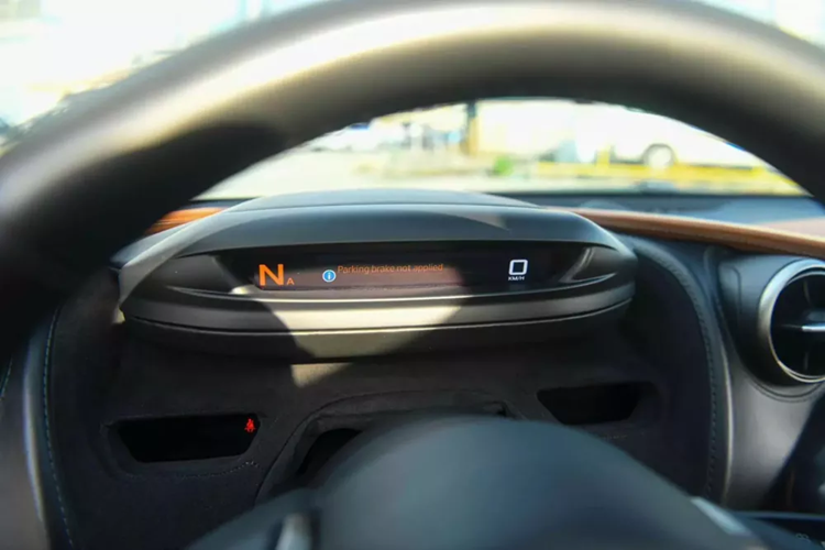 Đầu tiên là hãng độ nước Nga đã trang bị bộ nắp capô phía trước bằng carbon, nhìn hầm hố hơn so với loại sơn cùng màu thân xe ở nguyên bản, tiếp đến, cản trước của xe cũng là carbon nhưng có thêm bộ cánh lướt gió trước, với các chấu bám chặt vào cản, tạo ra sự hung dữ cho mặt tiền xe. Bộ cánh gió này cũng mở rộng sang 2 bên đầu xe.