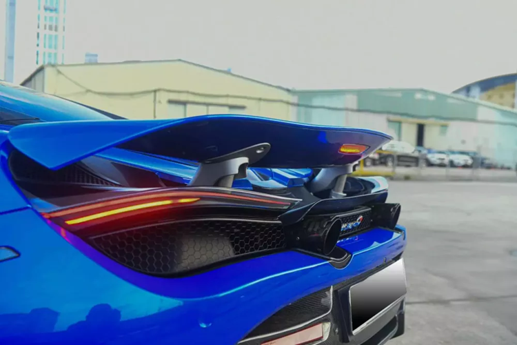 Động cơ kết hợp với hộp số SSG ly hợp kép 7 cấp, nhờ đó, siêu xe McLaren 720S độ N-Largo có thể tăng tốc từ vị trí xuất phát lên 100 km/h chỉ trong thời gian 2,9 giây và giảm tốc từ 100-0 km/h trong 2,8 giây. Tốc độ tối đa của siêu xe McLaren 720S là 341 km/h.