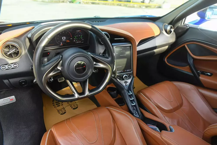 Nếu bạn tò mò về chủ nhân của siêu xe McLaren 720S đặc biệt này, cả 2 người đều có đam mê tốc độ, nhưng có điểm chung khá kín tiếng trên mạng xã hội về vấn đề xe cộ, đặc biệt là người đầu tiên, 1 doanh nhân 8X trong lĩnh vực thực phẩm.