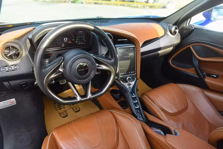 Nếu bạn tò mò về chủ nhân của siêu xe McLaren 720S đặc biệt này, cả 2 người đều có đam mê tốc độ, nhưng có điểm chung khá kín tiếng trên mạng xã hội về vấn đề xe cộ, đặc biệt là người đầu tiên, 1 doanh nhân 8X trong lĩnh vực thực phẩm.