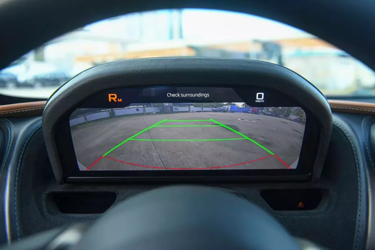 Hãng độ được tay chơi xe kín tiếng Hà Nội lựa chọn là TopCar Design, một thương hiệu độ xe đến từ nước Nga nhưng rất mát tay cho ra lò nhiều bản độ siêu xe đẹp mắt, trong đó có McLaren 720S. Nhờ bộ body kit độ này mà diện mạo chiếc McLaren 720S đã thêm phần chiến hơn so với nguyên bản.