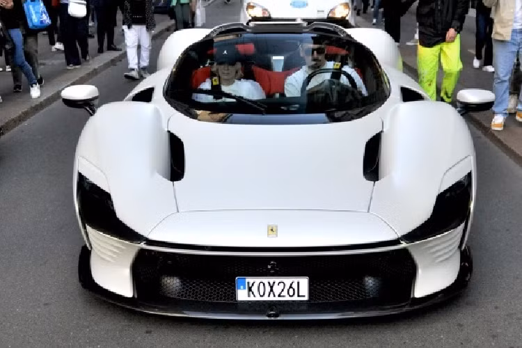 Là một khách hàng kỳ cựu, sở hữu bộ sưu tập xe khổng lồ từ Ferrari, nam cầu thủ Ibrahimovic dễ dàng được chọn vào danh sách đặt mua bom tấn SP3 này. Thiết kế của SP3 thoạt nhìn giống La Ferrrari Aperta với phần thân được thiết kế lại hoàn toàn bởi Flavio Manzoni và đội ngũ thiết kế.