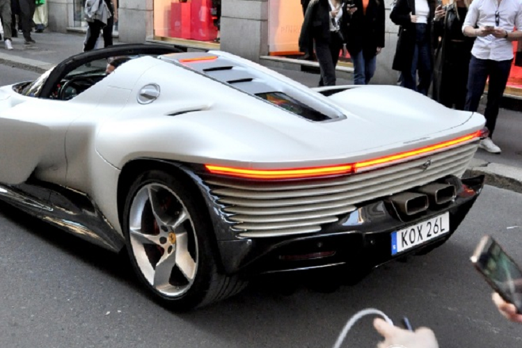 Zlatan Ibrahimovic cầm lái Ferrari Daytona SP3 có khối động cơ V12, dung tích 6.5 lít, hút khí tự nhiên, sản sinh công suất tối đa 829 mã lực và mô-men xoắn cực đại 697 Nm. Sức mạnh sẽ được truyền tới hệ dẫn động cầu sau và hộp số ly hợp kép 8 cấp F1 với sự hỗ trợ của bộ vi sai chống trượt, nhờ đó, siêu phẩm này có thể tăng tốc từ vị trí xuất phát 100 km/h chỉ trong thời gian 2,85 giây.