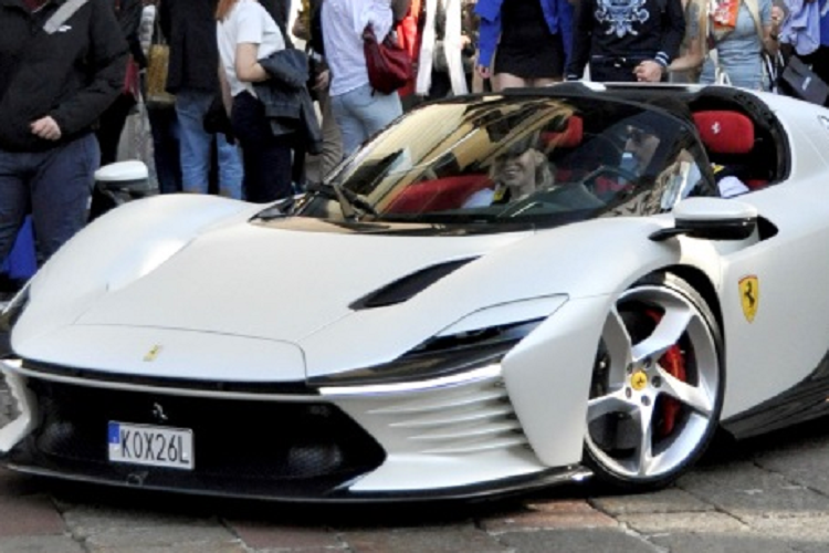 Mẫu hypercar SP3 được thiết kế đặc biệt nhằm vinh danh chiến thắng 1-2-3 của Ferrari trong giải đua 24 Hours of Daytona vào năm 1967. Chính vì thế, không phải đại gia nào cũng có thể sở hữu siêu phẩm hàng hiếm này. Hãng siêu xe nước Ý đã lập ra một danh sách các khách hàng họ cảm thấy tin tưởng và có khả năng sở hữu Ferrari Daytona SP3.