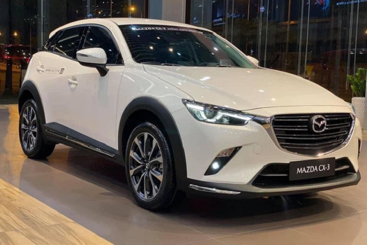 Đối với Mazda CX-3 sản xuất năm 2023 sẽ được ưu đãi ít hơn, chỉ từ 15 - 69 triệu đồng. Giá sau giảm của xe tương ứng với các phiên bản Deluxe (mâm 16 inch), Deluxe (mâm 18 inch), Luxury và Premium lần lượt là 579 - 584 - 620 và 666 triệu đồng.