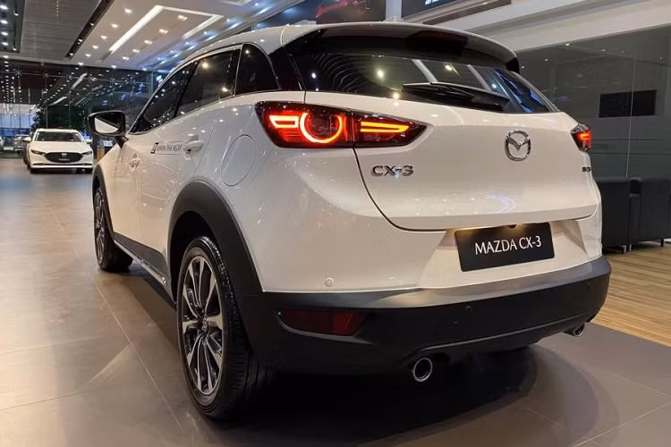 Danh sách công nghệ an toàn có 6 túi khí, ABS, EBD, BA, cân bằng điện tử, hỗ trợ khởi hành ngang dốc, camera lùi, cảm biến sau, cảnh báo phương tiện cắt ngang phía sau, cảnh báo chệch làn đường, phanh thông minh trong thành phố phía trước và sau, nhắc nhở người lái tập trung. 