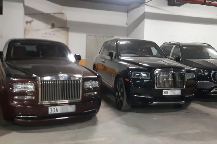 Ở dàn xe siêu sang, ông Lê Thanh Thản sử dụng Rolls-Royce Phantom và 1 xe Bentley Mulsanne, còn xe SUV có Rolls-Royce Cullinan và Mercedes-AMG G63 Edition 1, tổng giá trị cho 5 chiếc xe này phải gần 200 tỷ đồng. Nổi tiếng trong dàn xe này chính là Rolls-Royce Phantom Oriental Sun, chiếc xe được ông Thản đặt hàng hãng xe siêu sang Rolls-Royce làm riêng, họ mất gần 5 tháng để tạo ra 1 chiếc Rolls-Royce Phantom Mặt trời phương Đông duy nhất trên thế giới.