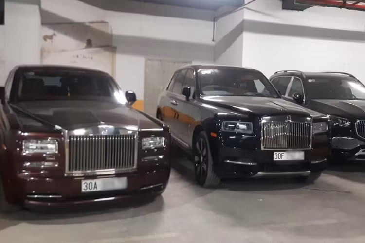 Ở dàn xe siêu sang, ông Lê Thanh Thản sử dụng Rolls-Royce Phantom và 1 xe Bentley Mulsanne, còn xe SUV có Rolls-Royce Cullinan và Mercedes-AMG G63 Edition 1, tổng giá trị cho 5 chiếc xe này phải gần 200 tỷ đồng. Nổi tiếng trong dàn xe này chính là Rolls-Royce Phantom Oriental Sun, chiếc xe được ông Thản đặt hàng hãng xe siêu sang Rolls-Royce làm riêng, họ mất gần 5 tháng để tạo ra 1 chiếc Rolls-Royce Phantom Mặt trời phương Đông duy nhất trên thế giới.