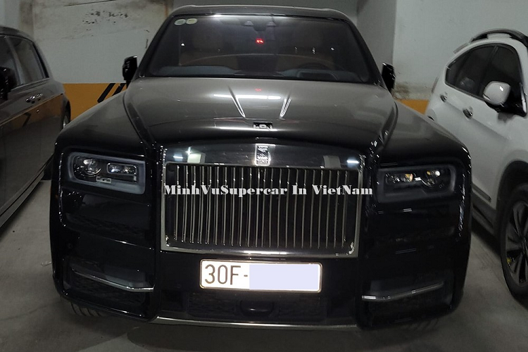 Bên cạnh cặp đôi xe siêu sang Rolls-Royce Phantom, ông Lê Thanh Thản còn sở hữu 1 chiếc xe Rolls-Royce khác nhưng thuộc bản SUV là Cullinan với giá lăn bánh không dưới 40 tỷ đồng. Tổng 3 xe Rolls-Royce này đã trên 100 tỷ đồng.