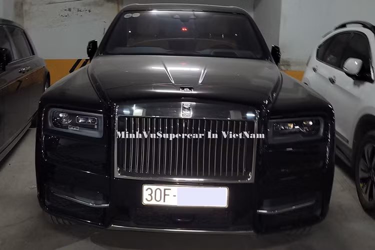 Bên cạnh cặp đôi xe siêu sang Rolls-Royce Phantom, ông Lê Thanh Thản còn sở hữu 1 chiếc xe Rolls-Royce khác nhưng thuộc bản SUV là Cullinan với giá lăn bánh không dưới 40 tỷ đồng. Tổng 3 xe Rolls-Royce này đã trên 100 tỷ đồng.