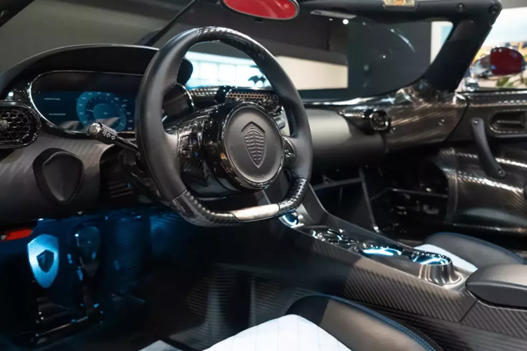 Thế mới đây, các đại gia chơi siêu xe tiên đoán giá bán quá đỉnh. Chiếc Koenigsegg Regera này được chính đại lý Koenigsegg Chicago chào bán, họ tiết lộ rằng xe thuộc đời 2021, đã lăn bánh hơn 1.017 miles, tương đương 1.636 km, với số đồng hồ này, nhiều gấp 9 lần lúc đại lý rao bán xe Koenigsegg Regera cho Hoàng Kim Khánh.