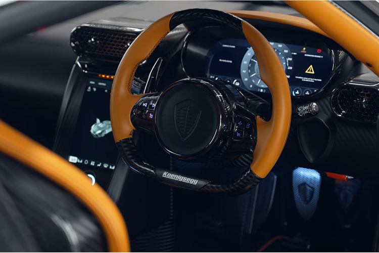 Siêu phẩm Koenigsegg Regera được trang bị hệ dẫn động hybrid bao gồm động cơ máy xăng V8, Biturbo, dung tích 5.0 lít kết hợp cùng 3 mô-tơ điện. Công suất tổng cộng trên siêu xe Koenigsegg Regera là 1.500 mã lực, và mô-men xoắn cực đại của xe Koenigsegg Regera sẽ là 2.000 Nm.