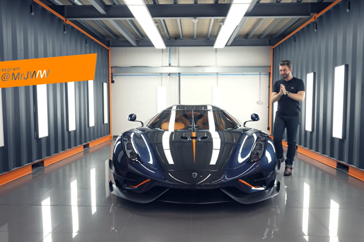 Giá siêu xe Koenigsegg Regera đời 2021 này được đại lý Koenigsegg Chicago ấn định 4,7 triệu đô la, tức cao hơn 1,8 triệu đô la so với siêu xe Koenigsegg Regera bán cho Hoàng Kim Khánh. Đến đây, nhiều người cho rằng giá xe Regera cũ đã tăng giá mạnh, đại gia Việt đã lời nếu bán lại, chứ không lỗ như cách nhiều người nghĩ ôtô là tiêu sản.