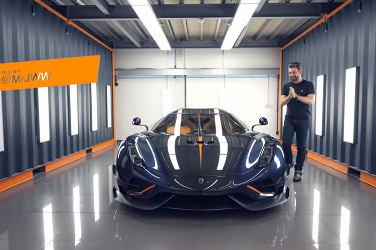 Giá siêu xe Koenigsegg Regera đời 2021 này được đại lý Koenigsegg Chicago ấn định 4,7 triệu đô la, tức cao hơn 1,8 triệu đô la so với siêu xe Koenigsegg Regera bán cho Hoàng Kim Khánh. Đến đây, nhiều người cho rằng giá xe Regera cũ đã tăng giá mạnh, đại gia Việt đã lời nếu bán lại, chứ không lỗ như cách nhiều người nghĩ ôtô là tiêu sản.