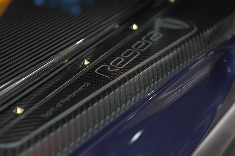 Chiếc siêu xe Koenigsegg Regera này được hoàn thiện màu sơn xanh Blue Horizon Metallic cùng gói tùy chọn Ghost Package giúp xe giảm trọng lượng nhờ sở hữu vô số chi tiết carbon cũng như trang trí thêm các vây cá, cản trước và sau có cánh gió.