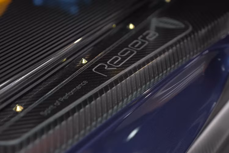 Chiếc siêu xe Koenigsegg Regera này được hoàn thiện màu sơn xanh Blue Horizon Metallic cùng gói tùy chọn Ghost Package giúp xe giảm trọng lượng nhờ sở hữu vô số chi tiết carbon cũng như trang trí thêm các vây cá, cản trước và sau có cánh gió.