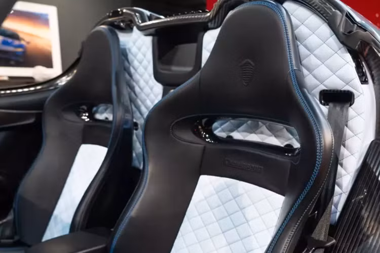 Khá thú vị là giá xe Koenigsegg Regera của Hoàng Kim Khánh được anh tiết lộ 5 triệu đô la, trong khi, chiếc xe này vào thời điểm đó được đại lý bán chỉ 2,9 triệu đô la. Và mới đây, cư dân mạng đã bất ngờ khi có 1 chiếc siêu xe Koenigsegg Regera được chào bán gần 5 triệu đô la, bằng với giá xe mong muốn của Hoàng Kim Khánh vào 2 năm trước