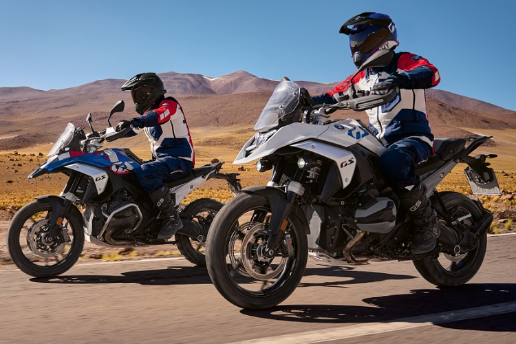 BMW Motorrad đã trình làng BMW R 1300 GS 2024 mới – mẫu adventure đầu bảng. Tổng cộng R 1300 GS có 4 phiên bản BMW R1300 GS Light White, R1300 GS Trophy, R1300 GS Triple Black, R1300 GS Option 719. Chủ nhân có thể tùy chọn các phù kiện tối ưu cách chạy của mình.