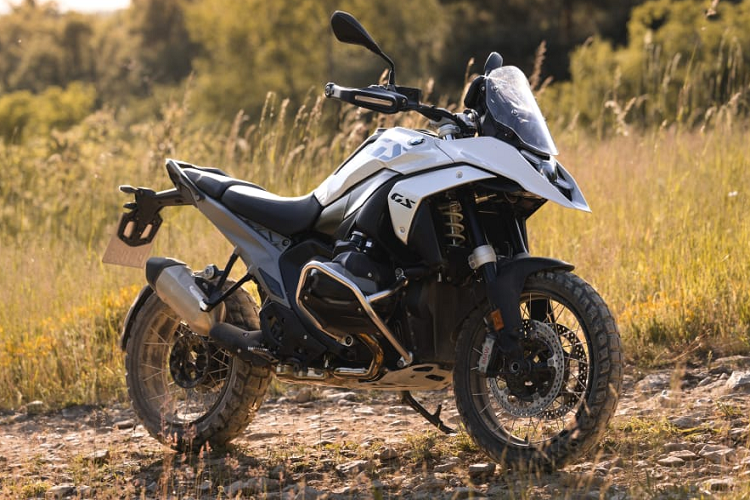 Mẫu xe Adventure BMW R1300 GS 2024 được xem là đối thủ Ducati Multistrada V4 S Grand Tour. BMW R1300 GS 2024 hoàn toàn mới kế thừa những ưu điểm của BMW R1250GS – chiếc Adventure bán chạy nhất và trở thành chuẩn mực của phân khúc xe địa hình. BMW R1300 GS 2024 có trọng lượng nhẹ hơn 12kg so với thế hệ trước, sức mạnh tăng 9 mã lực và sở hữu nhiều công nghệ lần đầu xuất hiện.