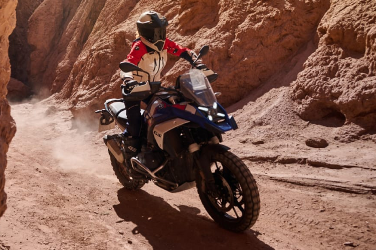 Thiết kế mới của BMW R1300 GS 2024 tạo cái nhìn sắc sảo và gọn gàng hơn. Bình xăng được tạo hình lại. Tuy nhiên thiết kế chắn bùn trước kiểu mỏ vịt đặc trưng của BMW GS được giữ lại. BMW đã loại bỏ đèn pha bất đối xứng đặc trưng, thay thế bằng cụm đèn LED Matrix kết hợp dải LED định vị tạo thành hình chữ X. Đèn pha LED Matrix trang bị trên xe có khả năng chiếu sáng thích ứng, điều chỉnh luồng sáng theo góc cua.