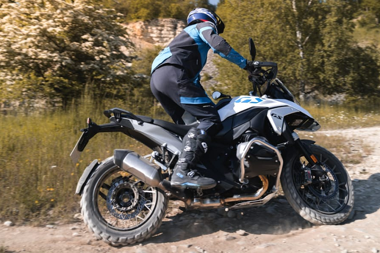 BMW R 1300 GS trang bị hệ thống treo EVO Telelever ở phía trước và EVO Paralever mới ở phía sau. Đặc biệt giảm xóc trụ lò xo EVO Telelerver điều chỉnh ở hai đầu kết nối với chảng ba nhằm giảm thiểu độ nghiêng, duy trì độ phản hồi từ tay lái. Giảm xóc sau được tinh chỉnh để tối ưu với khung và trục các đăng.