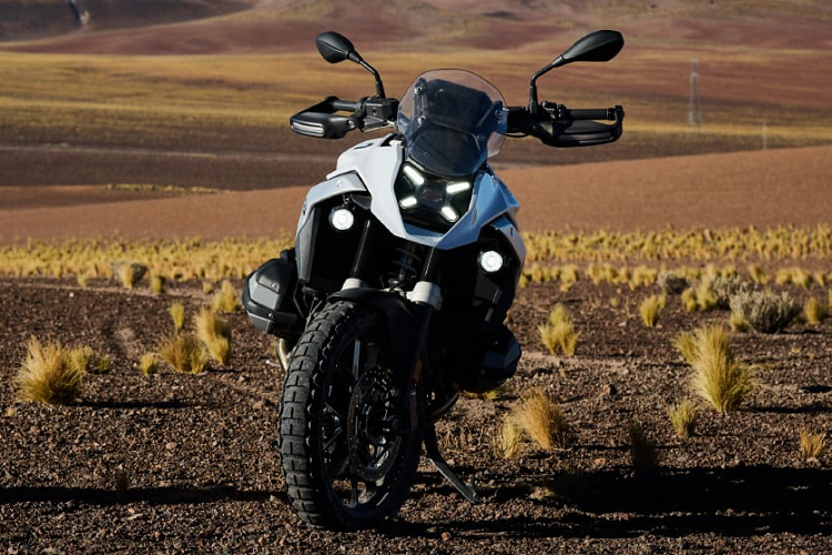 BMW R 1300 GS được trang bị tiêu chuẩn 4 chế độ lái (Rain, Road, Eco và Enduro), Kiểm soát mô-men xoắn động cơ, Kiểm soát lực kéo, hỗ trợ phanh động cơ, khởi hành ngang dốc và ABS Pro. Với gói nâng cấp Riding Modes sẽ bổ sung các chế độ lái Dynamic, Dynamic Pro và Enduro Pro.