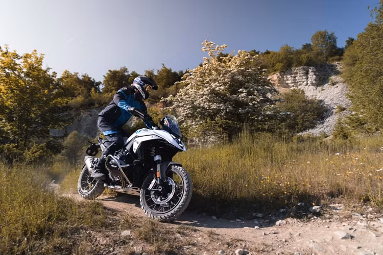 Nếu chủ nhân thường sử dụng xe trên đường địa hình, BMW bổ sung thêm tùy chọn hệ thống treo với lò xo tăng thêm 2 cm. Ngoài ra, hệ thống treo điện tử DSA có thể điều chỉnh độ cao yên khi di chuyển tốc độ thấp hoặc dừng xe từ 850 mm xuống 820 mm.