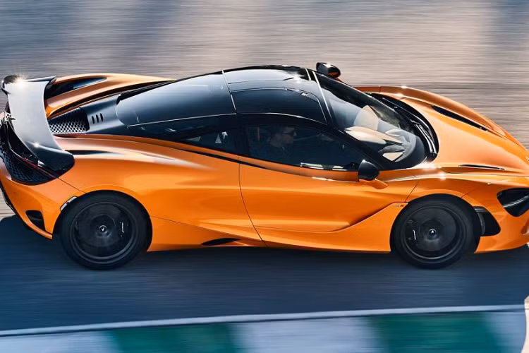 Theo thông tin hãng công bố, bề ngang cơ sở cầu trước mở rộng 0,24 inch (6mm) đi cùng với hệ thống treo mới. Hãng cũng đặc biệt chia sẻ, mẫu McLaren mới đã được hãng sử dụng hệ thống kiểm soát khung gầm chủ động thế hệ III hoàn toàn mới của McLaren với lò xo phía trước mềm hơn 3% và lò xo phía sau cứng hơn 4%. 