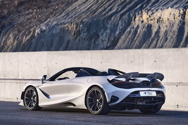 McLaren 750S mới “cất giấu” động cơ V8 4.0 lít tăng áp kép phía dưới thân xe theo cách quen thuộc. Nó tạo ra công suất công suất cực đại 740 mã lực cùng với mô-men xoắn 800Nm. Những thông số được công bố thậm chí còn mạnh hơn cả mẫu McLaren P1 huyền thoại của hãng.