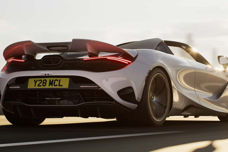 Nội thất của McLaren 750S không có nhiều sự thay đổi so với 720S. Theo hãng chia sẻ, nội thất của xe có hai tùy chọn khác nhau là TechLux và Performance. Ở phiên bản nội thất TechLux, mẫu xe được sử dụng da Nappa cho toàn bộ xe trong khi bản hiệu suất cao được tích hợp thêm các chi tiết sử dụng Alcantara.