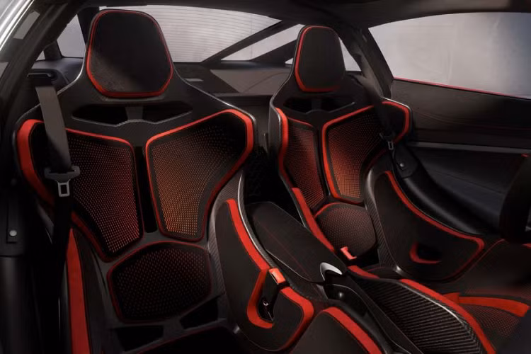 McLaren vẫn sử dụng các lớp kim loại tối màu để trang trí cho nội thất xe, đi cùng hệ thống đèn trong xe có thể tùy chỉnh. Ngoài ra, bộ ghế đua sợi carbon tiêu chuẩn đã nhẹ hơn 17,5 kg so với ghế trên 720S, tuy nhiên tùy chọn ghế đua cao cấp còn nhẹ hơn 33%.