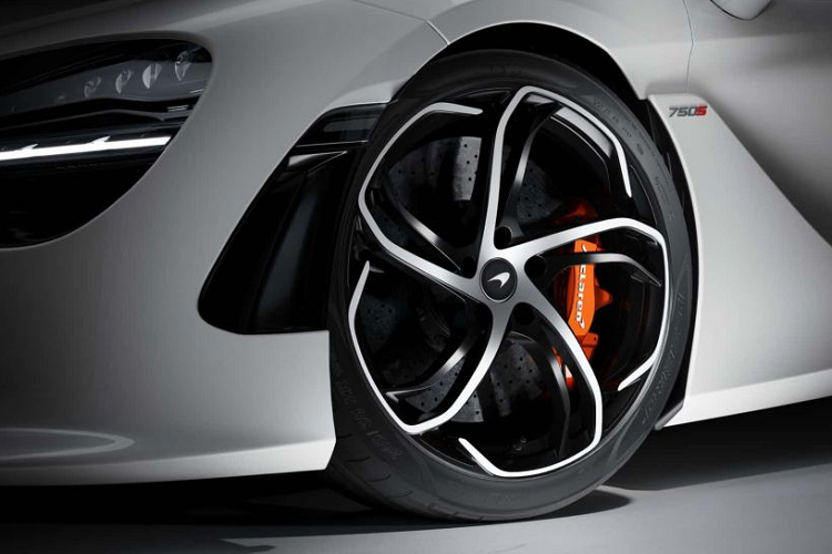 Cơ cấu hệ thống ống xả kép tách rời trên 720S đã được thay thế bởi cụm ống xả khối lượng nhẹ đặt cao hơn 51 mm trên 750S. Thiết kế này được lấy cảm hứng từ McLaren P1. McLaren cũng trang bị cho 750S các hốc hút gió lớn hơn, cản sau mới, lưới tản nhiệt và sàn sau mới.