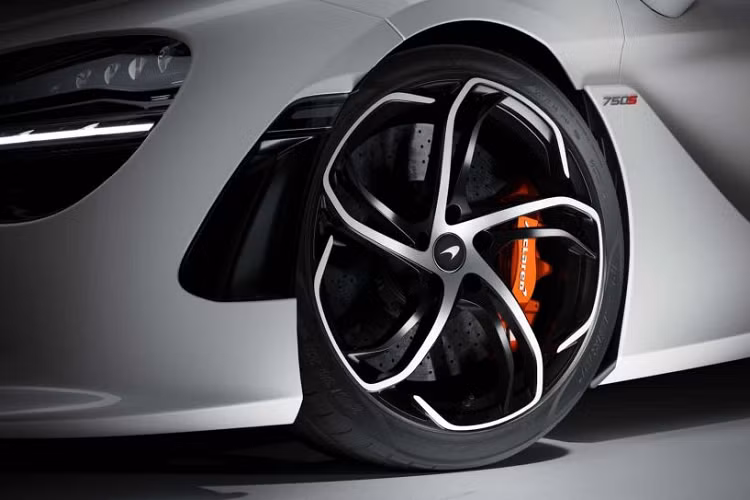 Cơ cấu hệ thống ống xả kép tách rời trên 720S đã được thay thế bởi cụm ống xả khối lượng nhẹ đặt cao hơn 51 mm trên 750S. Thiết kế này được lấy cảm hứng từ McLaren P1. McLaren cũng trang bị cho 750S các hốc hút gió lớn hơn, cản sau mới, lưới tản nhiệt và sàn sau mới.