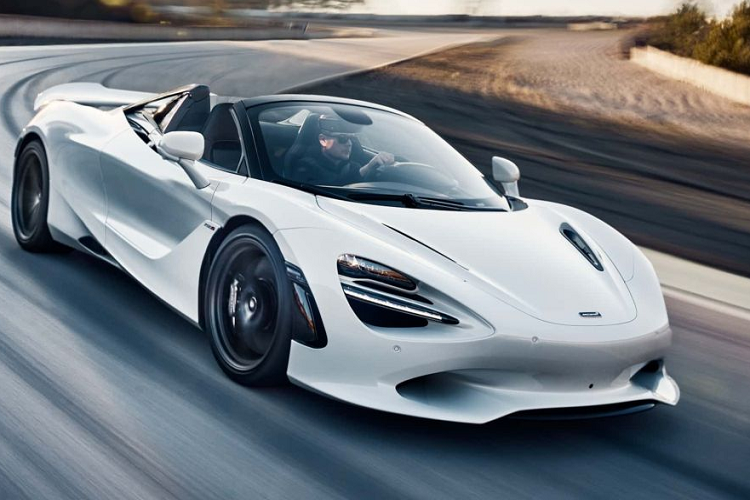 Cả hai biến thể McLaren 750S Coupe và Spider có thể tăng tốc từ 0-96km/h chỉ trong 2,7 giây. Tuy nhiên, mẫu mui trần lại đạt vận tốc 200km/h chậm hơn 0,1 giây so với mẫu Coupe khi phải mất đến 7,3 giây và chậm hơn 0,6 giây để đạt vận tốc 300km/h trong 20,4 giây.