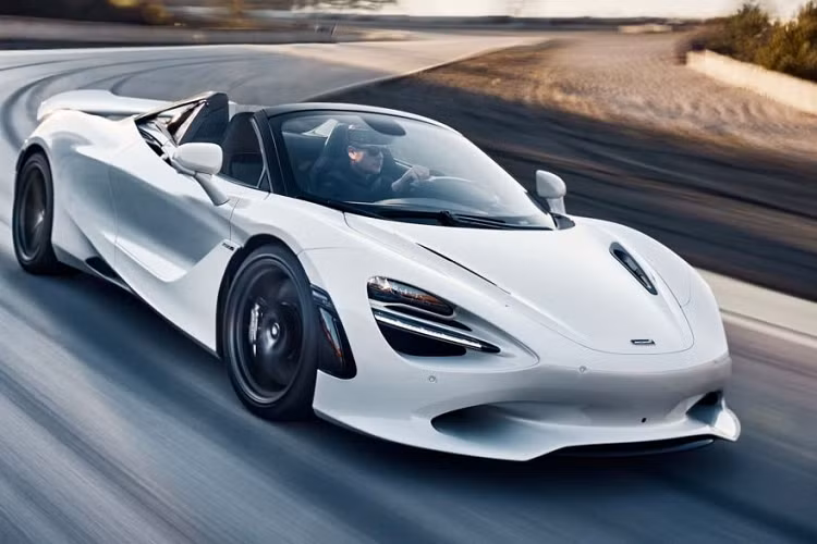 Cả hai biến thể McLaren 750S Coupe và Spider có thể tăng tốc từ 0-96km/h chỉ trong 2,7 giây. Tuy nhiên, mẫu mui trần lại đạt vận tốc 200km/h chậm hơn 0,1 giây so với mẫu Coupe khi phải mất đến 7,3 giây và chậm hơn 0,6 giây để đạt vận tốc 300km/h trong 20,4 giây.