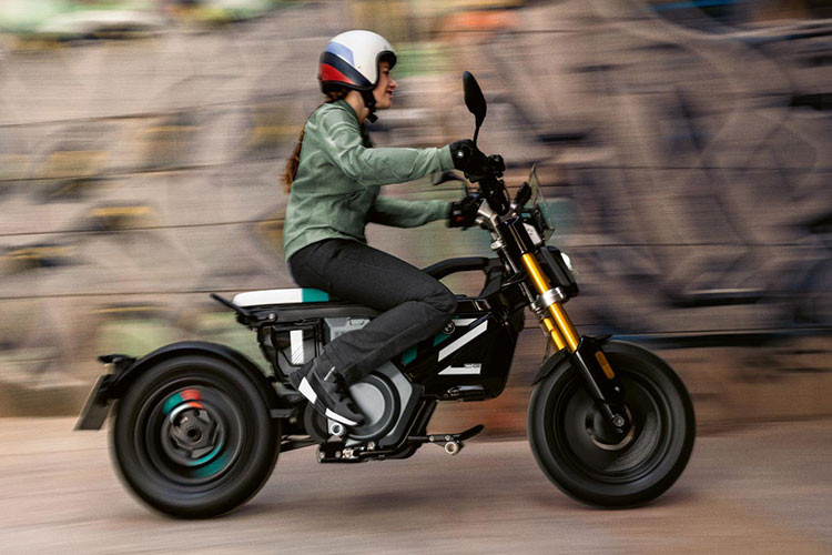 BMW Motorrad ra mắt CE 02 như một phương tiện điện tử đặc thù dành riêng cho đô thị. CE 02 được hoàn thành trong thời gian 2 năm, kể từ ngày chiếc xe đầu tiên CE 04 được giới thiệu. BMW CE 02 2023 mới - không phải chiếc tay ga điện hoặc xe máy điện, BMW gọi mẫu xe này là "eParkourer".