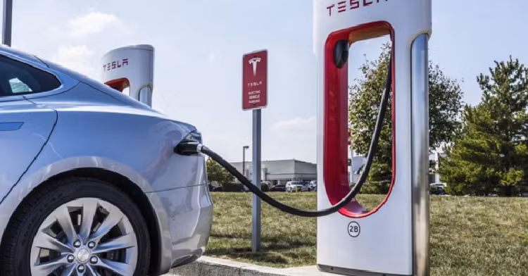 Tesla len ke hoach “bat tay” voi cong ty cong nghe sac khong day