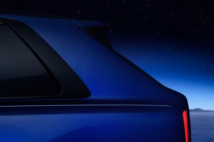 Tại đường Kármán, phần rìa có thể nhìn thấy mắt thường của bầu khí quyển Trái đất xuất hiện dưới dạng một quầng sáng màu xanh nhẹ nhàng. Quá trình chuyển đổi từ sắc xanh đó sang bóng tối đen như mực của không gian được ghilại trên bảng táp-lô và tấm ốp cửa có màu sơn độc đáo của Blue Shadow.