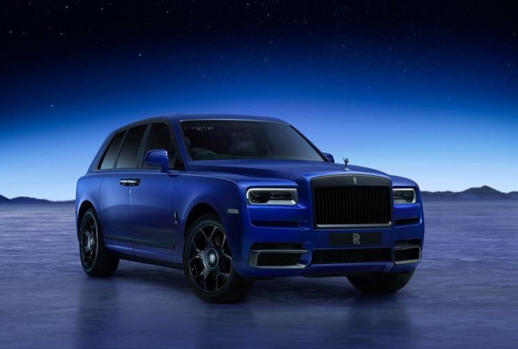 Bên cạnh các vật liệu sử dụng trong tàu vũ trụ, Spirit of Ecstasy được tạo ra bằng kỹ thuật in 3D bằng titan và được hoàn thiện bởi một lớp sơn mài mỏng màu xanh lam ánh ngọc trai, qua đó để lộ kết cấu hạt của chất liệu titan. Logo biểu tượng vô cực Black Badge và tên Bộ sưu tập cá nhân hoá 'Blue Shadow' được khắc trên đế Spirit of Ecstasy và được phủ màu xanh lam Charles Blue. Hoàn thiện vẻ đẹp thẩm mỹ ngoại thất xe là bộ lazang mang vẻ đẹp tối màu vô cùng tinh tế nhờ lớp sơn mài trong mờ.