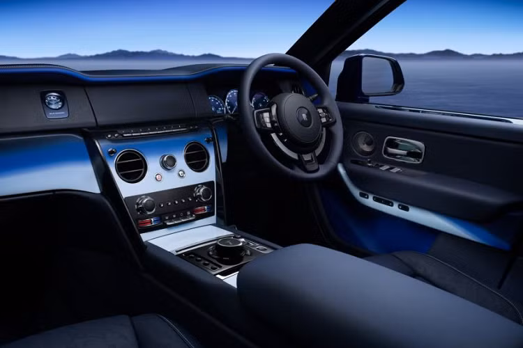 Lần đầu tiên trên một chiếc Rolls-Royce, hai hàng ghế trước và sau được trưng bày tác phẩm nghệ thuật đục lỗ độc đáo, lấy cảm hứng từ hình ảnh Trái đất khi nhìn từ không gian. Được tạo thành bằng cách tạo vô số lỗ nhỏ trên da, các đường nét hoa văn gợi nhớ đến những đám mây xoáy trên bầu trời, liên tục chuyển động trên các lục địa và đại dương.