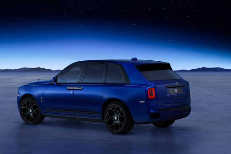 Với 'Blue Shadow', Rolls-Royce đã đưa tính năng Trần sao Starlight huyền thoại của thương hiệu này lên một tầm cao mới. Chi tiết hình thêu Mặt trăng đầy phức tạp, được bao quanh bởi một loạt các 'ngôi sao' đã ngay lập tức đưa các hành khách đến bên rìa không gian vũ trụ. Nhằm khắc hoạ bề mặt Mặt trăng với vô số miệng núi lửa trong không gian ba chiều, hình thêu là sự kết hợp của năm màu chỉ khác nhau, mỗi màu lại áp dụng một kỹ thuật riêng để tạo ra kết cấu độc đáo.