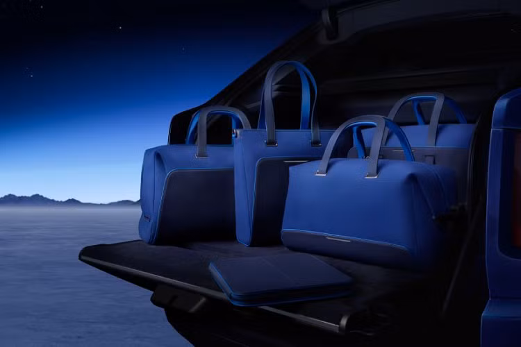 Đội ngũ Rolls-Royce Bespoke Collective đã tạo ra một loạt các phụ kiện độc đáo đi kèm với Black Badge Cullinan Blue Shadow. Tấm bọc xe độc quyền tiếp tục lặp lại các đường hoa văn xuất hiện trên ghế. Để đồng hành cùng người lái và hành khách trong những chuyến phiêu lưu của họ, một bộ hành lý độc đáo đã được thiết kế, tiếp nối màu sắc của Bộ sưu tập cá nhân hoá Blue Shadow.