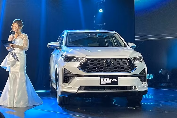  Toyota Innova 2023 Tương tự Vios thế hệ mới, Toyota Innova 2023 cũng được thay đổi toàn diện cả về ngoại hình lẫn trang bị và động cơ. Ra mắt thị trường Indonesia và Ấn Độ vào hồi tháng 11 năm ngoái, Toyota Innova thế hệ mới được phát triển dựa trên cơ sở gầm bệ Toyota New Global Architecture (TNGA-C) mới đồng thời lần đầu tiên có thêm phiên bản Hybrid.