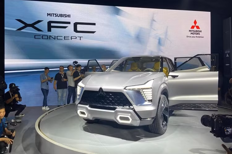 Sau Xpander Cross mới, Mitsubishi sẽ tiếp tục vén màn phiên bản thương mại của mẫu SUV cỡ nhỏ XFC. Trong triển lãm Ô tô Việt Nam (VMS) 2022 diễn ra vào tháng 10 năm ngoái, hãng Mitsubishi đã lần đầu tiên ra mắt phiên bản concept của mẫu xe này.